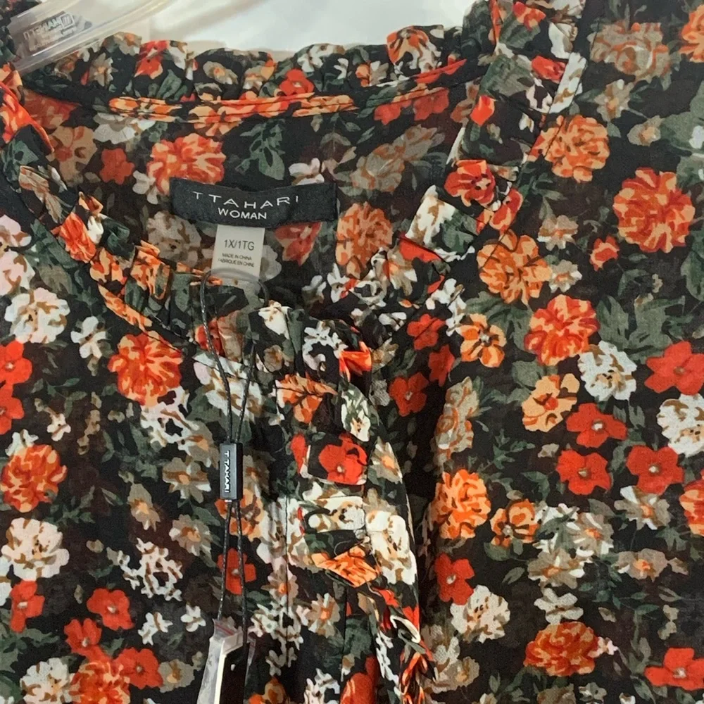 EUC T Tahari ruffle front blouse. 1X - Picture 13 of 14